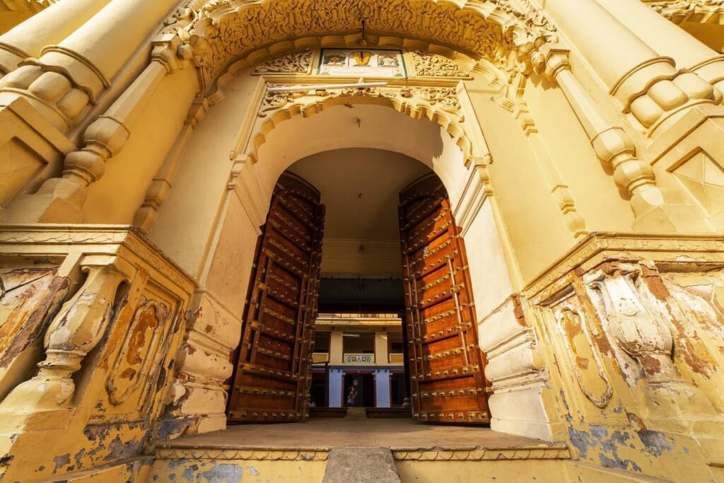 The entrance gate to the Parasha ashram at Pushkar Mandir, Rishikesh